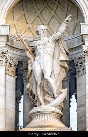 Statue des alten Vaters Themse im Stil von Triton auf dem ehemaligen Gebäude der Hafenbehörde (1922), heute 10 Trinity Square, Tower Hill, London Stockfoto