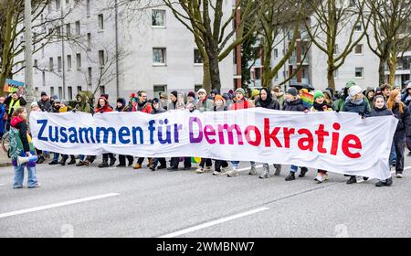 Hamburg, Deutschland. Februar 2024. Die Teilnehmer der Demonstration gegen die Rechte halten ein Banner mit der Aufschrift "gemeinsam für die Demokratie" hoch. Die Demonstration durch eine breite Allianz findet unter dem Motto „Wir sind die Firewall“ statt. Quelle: Axel Heimken/dpa/Alamy Live News Stockfoto