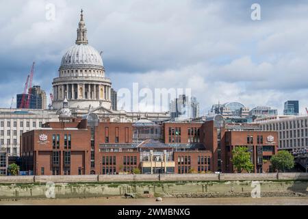 City of London Boys School, oder CLS, of City, Gebäude (1986) an der Queen Victoria Street und am Ufer der Themse bei Blackfriars Stockfoto