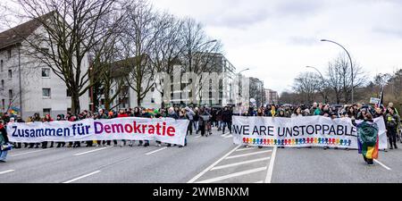 Hamburg, Deutschland. Februar 2024. Die Teilnehmer der Demonstration gegen den Rechtsextremismus halten Banner mit der Aufschrift "gemeinsam für die Demokratie" und "Wir sind unaufhaltsam" hoch. Die Demonstration einer breiten Allianz findet unter dem Motto „Wir sind die Firewall“ statt. Quelle: Axel Heimken/dpa/Alamy Live News Stockfoto