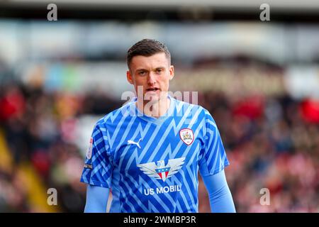 Oakwell Stadium, Barnsley, England - 24. Februar 2024 Liam Roberts Torhüter von Barnsley - während des Spiels Barnsley gegen Derby County, Sky Bet League One, 2023/24, Oakwell Stadium, Barnsley, England - 24. Februar 2024 Credit: Mathew Marsden/WhiteRosePhotos/Alamy Live News Stockfoto