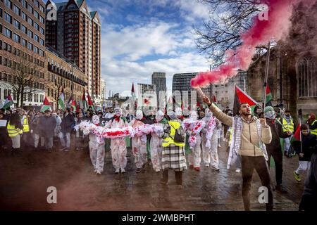 ROTTERDAM - Teilnehmer der Manifestation Hände weg Rafah nehmen an einer Protestprozession durch das Stadtzentrum Teil. Die Demonstration ist gegen Israels Aktionen im Gazastreifen. ANP ROBIN UTRECHT niederlande raus - belgien raus Stockfoto