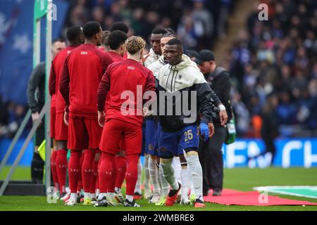 London, Großbritannien. Februar 2024. Moisés Caicedo aus Chelsea schüttelt Harvey Elliott aus Liverpool beim Finale des Carabao Cup Chelsea gegen Liverpool im Wembley Stadium, London, Großbritannien, 25. Februar 2024 (Foto: Gareth Evans/News Images) in London, Großbritannien am 25. Februar 2024. (Foto: Gareth Evans/News Images/SIPA USA) Credit: SIPA USA/Alamy Live News Stockfoto