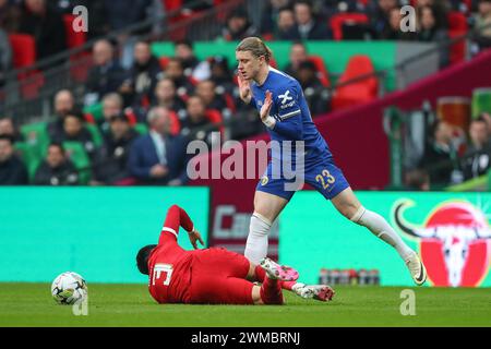 London, Großbritannien. Februar 2024. Conor Gallagher von Chelsea fouls Wataru Endo aus Liverpool während des Carabao Cup Final Matches Chelsea gegen Liverpool im Wembley Stadium, London, Vereinigtes Königreich, 25. Februar 2024 (Foto: Gareth Evans/News Images) in London, Vereinigtes Königreich am 25. Februar 2024. (Foto: Gareth Evans/News Images/SIPA USA) Credit: SIPA USA/Alamy Live News Stockfoto