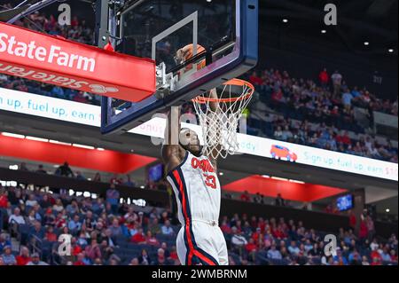 Oxford, MS, USA. Februar 2024. OLE Miss Forward Moussa Cisse (33) bekommt einen Slam Dunk während des College-Basketballspiels zwischen den South Carolina Gamecocks und den Ole' Miss Rebels am 24. Februar 2024 im SJB Pavilion in Oxford, MS. (Foto: Kevin Langley/CSM). Quelle: csm/Alamy Live News Stockfoto