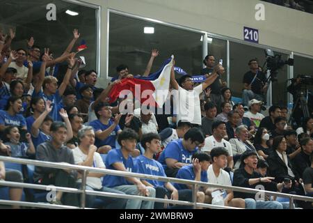 Pasig City, Metro Manila, Philippinen. Februar 2024. Fans des Teams Philippinen feiern ihren Sieg gegen Chinesisch Taipeh. (Kreditbild: © Dennis Jerome Acosta/Pacific Press via ZUMA Press Wire) NUR REDAKTIONELLE VERWENDUNG! Nicht für kommerzielle ZWECKE! Stockfoto