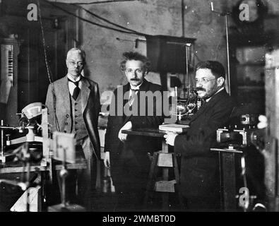 Albert Einstein besucht den Amsterdamer Experimentalphysiker Pieter Zeeman (links) mit seinem Freund Paul Ehrenfest. (1920) Stockfoto