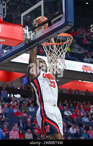 Oxford, MS, USA. Februar 2024. OLE Miss Forward Moussa Cisse (33) bekommt einen Slam Dunk während des College-Basketballspiels zwischen den South Carolina Gamecocks und den Ole' Miss Rebels am 24. Februar 2024 im SJB Pavilion in Oxford, MS. (Foto: Kevin Langley/CSM). Quelle: csm/Alamy Live News Stockfoto