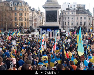 Blick auf die große Menschenmenge, die sich bei einer Kundgebung am Trafalgar Square London am 24. Februar 2024 zum zweiten Jahrestag der russischen Invasion in die Ukraine versammelte Stockfoto