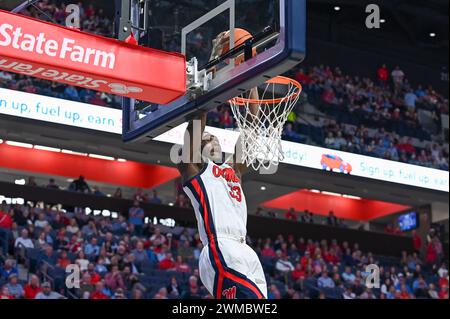 Oxford, MS, USA. Februar 2024. OLE Miss Forward Moussa Cisse (33) bekommt einen Slam Dunk während des College-Basketballspiels zwischen den South Carolina Gamecocks und den Ole' Miss Rebels am 24. Februar 2024 im SJB Pavilion in Oxford, MS. (Foto: Kevin Langley/CSM). Quelle: csm/Alamy Live News Stockfoto