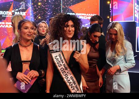 Rost, Deutschland 24. Februar 2024: Miss Germany Awards Finale - 2024 Im Bild: die neue Miss Germany 2024, Apameh Schönauer Berlin, 39 Jahre, erfolgreiche Architektin und AKtivistin für Frauenrechte wird nach dem Sieg von ihren Kolleginnen feiern beim Miss Germany Awards 2024 - Europapark Rust - das Finale im Europapark Rust - am Samstag, 04. März 2023 wurde im Europapark zum 20. Mal der Titel Miss Germany vergeben. 900 Gäste wohnten der Proklamation im DOME bei, über 100 Medienvertreter aus Presse, Funk und Fernsehen waren akkreditiert. Europa Park Baden Württemberg *** Rust, Deutschland Februar Stockfoto