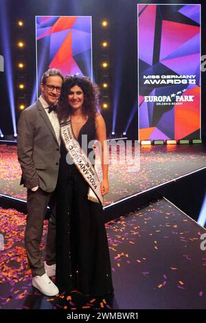 Rost, Deutschland 24. Februar 2024: Miss Germany Awards Finale - 2024 im Bild: Ehemann Timo Apameh mit Ehefrau, Apameh Schönauer Berlin, 39 Jahre, erfolgreiche Architektin und AKtivistin für Frauenrechte der frisch gekürten Miss Germany Awards 2024 Europa Park Baden Württemberg *** Rust, Deutschland 24. Februar, 2024 Miss Germany Awards Finale 2024 im Bild Ehemann Timo Apameh mit Ehefrau, Apameh Schönauer Berlin , 39 Jahre erfolgreicher Architekt und Aktivist für Frauenrechte der neu gekrönten Miss Germany Awards 2024 Europa Park Baden Württemberg Copyright: xFotostandx/xHettichx Stockfoto