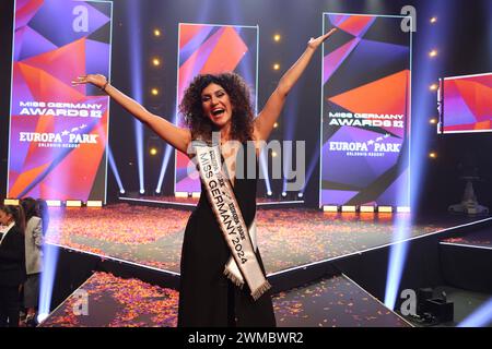 Rost, Deutschland 24. Februar 2024: Miss Germany Awards Finale - 2024 Im Bild: die neue Miss Germany 2024, Apameh Schönauer Berlin, 39 Jahre, erfolgreiche Architektin und AKtivistin für Frauenrechte wird nach dem Sieg von ihren Kolleginnen feiern beim Miss Germany Awards 2024 - Europapark Rust - das Finale im Europapark Rust - am Samstag, 04. März 2023 wurde im Europapark zum 20. Mal der Titel Miss Germany vergeben. 900 Gäste wohnten der Proklamation im DOME bei, über 100 Medienvertreter aus Presse, Funk und Fernsehen waren akkreditiert. Europa Park Baden Württemberg *** Rust, Deutschland Februar Stockfoto