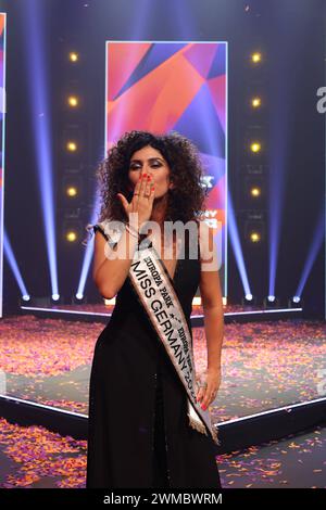 Rost, Deutschland 24. Februar 2024: Miss Germany Awards Finale - 2024 Im Bild: die neue Miss Germany 2024, Apameh Schönauer Berlin, 39 Jahre, erfolgreiche Architektin und AKtivistin für Frauenrechte wird nach dem Sieg von ihren Kolleginnen feiern beim Miss Germany Awards 2024 - Europapark Rust - das Finale im Europapark Rust - am Samstag, 04. März 2023 wurde im Europapark zum 20. Mal der Titel Miss Germany vergeben. 900 Gäste wohnten der Proklamation im DOME bei, über 100 Medienvertreter aus Presse, Funk und Fernsehen waren akkreditiert. Europa Park Baden Württemberg *** Rust, Deutschland Februar Stockfoto