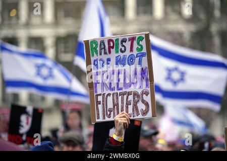 Leute, die an der "Nein zum Terror"-Kundgebung am Tavistock Square im Zentrum von London teilnehmen. Bilddatum: Sonntag, 25. Februar 2024. Stockfoto