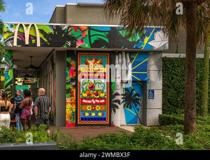 Miami, FL - USA - 10. Februar 2024 Blick auf das Fast-Food-Restaurant McDonalds mit seinem lebendigen Willkommensschild mit Mosaikgemälde, das aus einer Vielzahl von farbenfrohen Fliesen gefertigt wurde Stockfoto