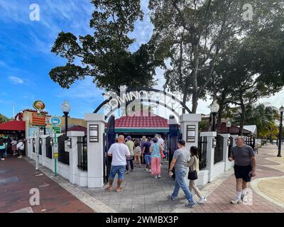 Miami, FL - USA - 10. Februar 2024 Máximo Gómez Park in Little Havana, von den Einheimischen als Domino Park bekannt, an der historischen Calle Ocho. Benannt nach General Máxi Stockfoto