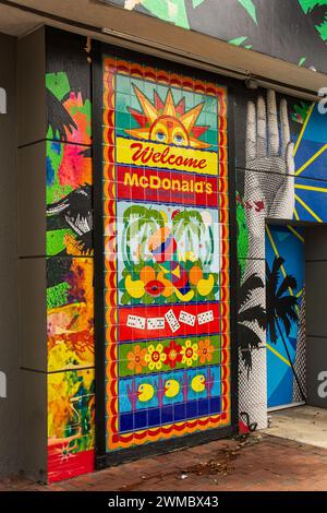 Miami, FL - USA - 10. Februar 2024 Blick auf McDonald's lebhaftes Mosaikgemälde Willkommensschild, das aus einer Reihe von bunten Fliesen für das Fast-Food-Restaurant gefertigt wurde Stockfoto