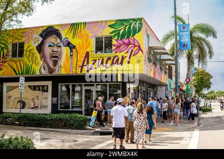 Miami, FL - USA - 10. Februar 2024 Touristen spazieren durch die Geschäfte und Cafés entlang der Calle Ocho, der berühmten Straße in Miamis Little Havana, die von vib pulsiert Stockfoto