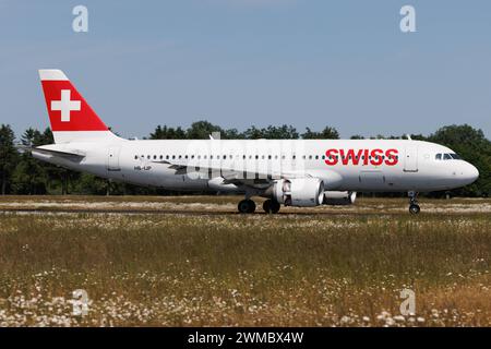 Der Airbus A320-214 A320 der Fluglinie Swiss LX / SWR mit der Registrierung HB-IJP MSN: 0681 landet am Flughafen Hamburg Airport EDDH/HAM. Hamburg Hamburg Deutschland *** der Airbus A320 214 A320 der Fluggesellschaft Swiss LX SWR mit der Registrierung HB IJP MSN 0681 landet am Flughafen Hamburg Hamburg Hamburg Deutschland Stockfoto