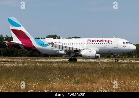 Der Airbus A319-112 A319 der Fluglinie Eurowings EW / EWG mit der Registrierung D-AKNT MSN: 2607 landet am Flughafen Hamburg Airport EDDH/HAM. Hamburg Hamburg Deutschland *** der Airbus A319 112 A319 der Fluggesellschaft Eurowings EW EWG mit der Registrierung D AKNT MSN 2607 landet am Hamburger Flughafen EDDH HAM Hamburg Deutschland Stockfoto