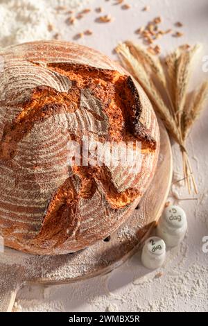 Hausgemachtes rundes Brot, frisch gebacken in der hauseigenen Bäckerei. Hausgemachtes Brot. Stockfoto