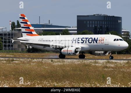 Der Airbus A320-232 A320 der Fluglinie Heston Airlines HN / HST mit der Registrierung LY-CCK MSN: 2210 landet am Flughafen Hamburg Airport EDDH/HAM. Hamburg Deutschland *** Airbus A320 232 A320 von Heston Airlines HN HST mit der Registrierung LY CCK MSN 2210 landet am Flughafen Hamburg EDDH HAM Hamburg Deutschland Stockfoto