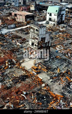 (ANMERKUNG DER REDAKTION: Bild mit einer Drohne)eine Luftaufnahme des Wajima Asaichi Markts in Wajima, die Narben des Neujahrsbrandes zeigt, der durch das Erdbeben auf der Halbinsel Noto verursacht wurde. Anderthalb Monate später ist noch viel Trümmer unberührt auf dem Wajima Asaichi Markt in Wajima, Präfektur Ishikawa, der durch das Erdbeben auf der Halbinsel Noto weitgehend zerstört wurde. Beschädigte Gebäudewände und freiliegende Stahlrahmen zeigen das Ausmaß des Brandes. Stockfoto