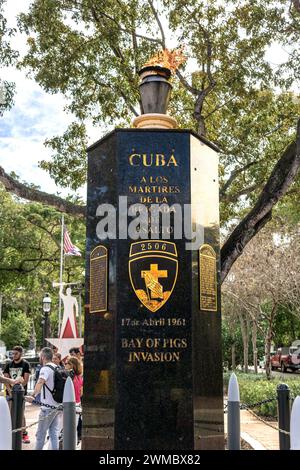 Miami FL - USA - 10. Februar 2024 das Bay of Pigs Monument in Little Havanna, das aus elegantem Marmor und Granit gefertigt und von gepflegten Gärten und ta umgeben ist Stockfoto