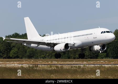 Der Airbus A320-232 A320 der Fluglinie DAT DX / DTR mit der Registrierung OY-RUZ MSN: 0839 landet am Flughafen Hamburg Airport EDDH/HAM. Hamburg Deutschland *** Airbus A320 232 A320 der Airline DAT DX DTR mit der Registrierung OY RUZ MSN 0839 landet am Flughafen Hamburg EDDH HAM Hamburg Deutschland Stockfoto