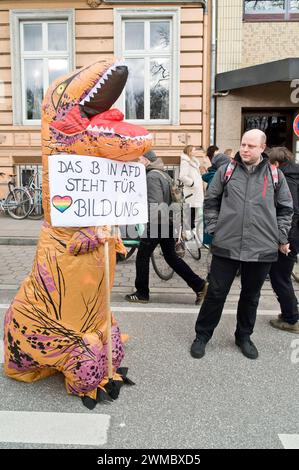 Motto Wir sind die Brandmauer Demo Demonstration protestmarsch gegen rechts Rechtsextremismus AfD das B in AFD steht für Bildung 20240225ad786 Hamburg Deutschland *** Slogan Wir sind die Firewall Demo Demonstration protestmarsch gegen Rechtsextremismus AfD das B in AFD steht für Bildung 20240225ad786 Hamburg Deutschland Deutschland Copyright: xAchimxDuwentästerx Stockfoto