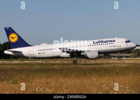 Der Airbus A320-214 A320 der Fluglinie Lufthansa LH / DLH mit der Registrierung D-AIZF MSN: 4289 landet am Flughafen Hamburg Airport EDDH/HAM. Hamburg Hamburg Deutschland *** der Airbus A320 214 A320 der Fluggesellschaft Lufthansa LH DLH mit der Registrierung D AIZF MSN 4289 landet am Flughafen Hamburg EDDH HAM Hamburg Deutschland Stockfoto