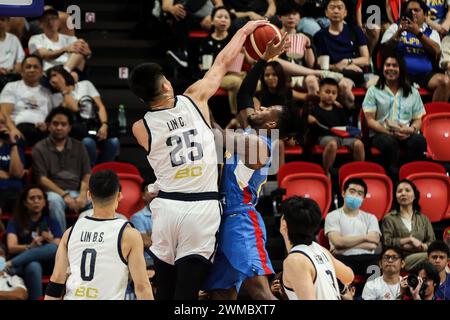 Pasig City, Philippinen. Februar 2024. LIN Cheng (2. L) von Chinesisch Taipeh verteidigt sich während des Gruppenspiels B zwischen Chinesisch Taipeh und den Philippinen beim FIBA Asia Cup 2025 Qualifying in Pasig City, Philippinen, am 25. Februar 2024. Quelle: Rouelle Umali/Xinhua/Alamy Live News Stockfoto