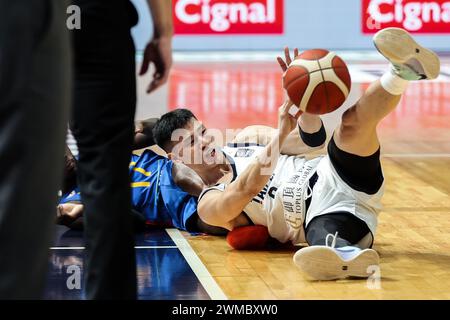 Pasig City, Philippinen. Februar 2024. LIN Bing Sheng aus Chinesisch Taipeh besteht den Ball während des Gruppenspiels B zwischen Chinesisch Taipeh und den Philippinen beim FIBA Asia Cup 2025 Qualifying in Pasig City, Philippinen, am 25. Februar 2024. Quelle: Rouelle Umali/Xinhua/Alamy Live News Stockfoto