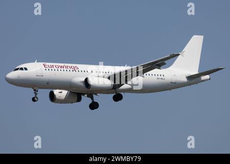 Der Airbus A320-232 A320 der Fluglinie Eurowings EW/EWG, Betreiber Avion Express Malta, mit der Registrierung 9H-MLU MSN: 04621 landet am Flughafen Hamburg Airport EDDH/HAM. Hamburg Deutschland *** Airbus A320 232 A320 der Fluggesellschaft Eurowings EW EWG , Betreiber Avion Express Malta, mit Registrierung 9H MLU MSN 04621 landet am Flughafen Hamburg EDDH HAM Hamburg Hamburg Deutschland Stockfoto