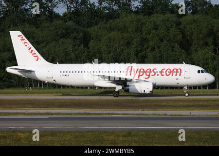 Der Airbus A320-232 A320 der Fluglinie Pegasus PC/PGT, Betreiber Avion Express, mit der Registrierung LY-MLG MSN: 02863 landet am Flughafen Hamburg EDDH/HAM. Hamburg Hamburg Deutschland *** der Airbus A320 232 A320 der Fluggesellschaft Pegasus PC PGT , Betreiber Avion Express, mit der Registrierung LY MLG MSN 02863 landet am Flughafen Hamburg EDDH HAM Hamburg Deutschland Stockfoto