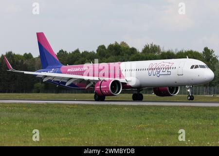 Der Airbus A321-271NX A21N der Fluglinie Wizz Air W6 / WZZ, Betreiber Wizz Air Malta, mit der Registrierung 9H-WBK MSN: 10440 landet am Flughafen Hamburg Airport EDDH/HAM. Hamburg Hamburg Deutschland *** der Airbus A321 271NX A21N der Fluggesellschaft Wizz Air W6 WZZ , Betreiber Wizz Air Malta, mit der Registrierung 9H WBK MSN 10440 landet am Flughafen Hamburg EDDH HAM Hamburg Deutschland Stockfoto