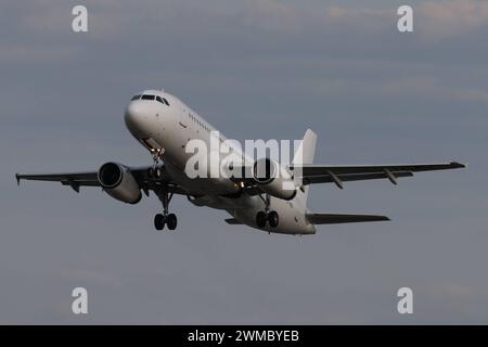 Der Airbus A320-232 A320 der Fluglinie SunExpress XQ / SXS, Betreiber Avion Express, mit der Registrierung LY-MLK MSN: 03968 gestartet vom Flughafen Hamburg Airport EDDH/HAM. Hamburg Hamburg Deutschland *** der Airbus A320 232 A320 der Fluggesellschaft SunExpress XQ SXS , Betreiber Avion Express, mit der Registrierung LY MLK MSN 03968 startet vom Flughafen Hamburg EDDH HAM Hamburg Deutschland Stockfoto