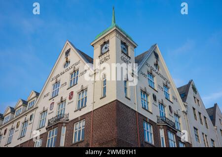 Bergen, Norwegen, 23. Juni 2023: Bergen ist bekannt für seine wunderschöne Stadtlandschaft, die von der Kulisse der Berge und der ruhigen Uferpromenade und dem Archit gebildet wird Stockfoto