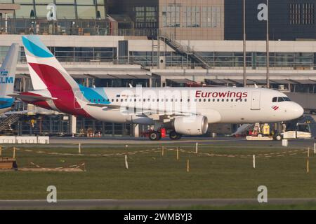 Der Airbus A319-112 A319 der Fluglinie Eurowings EW / EWG mit der Registrierung D-ABGH MSN: 3245 rollt am Flughafen Hamburg Airport EDDH/HAM. Hamburg Hamburg Deutschland *** der Airbus A319 112 A319 der Fluggesellschaft Eurowings EW EWG mit der Registrierung D ABGH MSN 3245 fährt am Flughafen Hamburg EDDH HAM Hamburg Deutschland Stockfoto