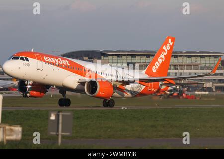 Der Airbus A320-251N A20N mit der Sonderlackierung NEO livery der Fluglinie easyJet U2 / EZY, Betreiber easyJet Switzerland, mit der Registrierung HB-AYE MSN: 10114 gestartet vom Flughafen Hamburg Airport EDDH/HAM. Hamburg Hamburg Deutschland *** der Airbus A320 251N A20N mit der Sonderlackierung NEO der Fluggesellschaft easyJet U2 EZY , Betreiber easyJet Schweiz, mit der Registrierung HB AYE MSN 10114 startet vom Flughafen Hamburg EDDH HAM Hamburg Deutschland Stockfoto