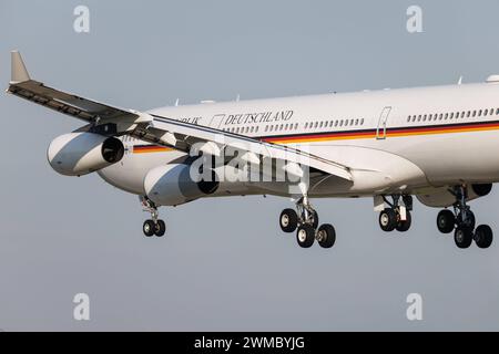 Der Airbus A340-313 A343 der Fluglinie German Air Force / GAF mit der Registrierung 1601 MSN: 274 landet am Flughafen Hamburg Airport EDDH/HAM. Hamburg Deutschland *** Airbus A340 313 A343 der deutschen Luftwaffe GAF mit der Registrierung 16 01 MSN 274 landet am Flughafen Hamburg Hamburg Hamburg Deutschland Stockfoto