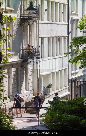 Bergen, Norwegen, 23. Juni 2023: Bergen ist bekannt für seine wunderschöne Stadtlandschaft, die von der Kulisse der Berge und der ruhigen Uferpromenade und dem Archit gebildet wird Stockfoto