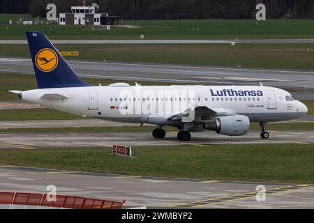 Der Airbus A319-112 A319 der Fluglinie Lufthansa LH / DLH mit der Registrierung D-AIBA MSN: 4141 rollt am Flughafen Hamburg Airport EDDH/HAM. Hamburg Hamburg Deutschland *** der Airbus A319 112 A319 der Fluggesellschaft Lufthansa LH DLH mit der Registrierung D AIBA MSN 4141 fährt am Flughafen Hamburg EDDH HAM Hamburg Deutschland Stockfoto
