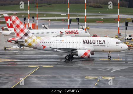 Der Airbus A319-112 A319 der Fluglinie Volotea V7 / VOE mit der Registrierung EC-NBC MSN: 01884 rollt am Flughafen Hamburg Airport EDDH/HAM. Hamburg Hamburg Deutschland *** der Airbus A319 112 A319 der Fluggesellschaft Volotea V7 VOE mit der Registrierung EC NBC MSN 01884 fährt am Hamburger Flughafen EDDH HAM Hamburg Hamburg Deutschland Stockfoto