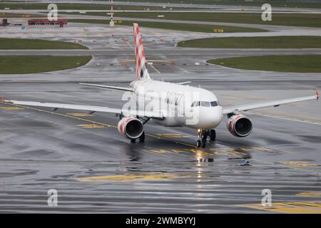 Der Airbus A319-112 A319 der Fluglinie Volotea V7 / VOE mit der Registrierung EC-NBC MSN: 01884 rollt am Flughafen Hamburg Airport EDDH/HAM. Hamburg Hamburg Deutschland *** der Airbus A319 112 A319 der Fluggesellschaft Volotea V7 VOE mit der Registrierung EC NBC MSN 01884 fährt am Hamburger Flughafen EDDH HAM Hamburg Hamburg Deutschland Stockfoto