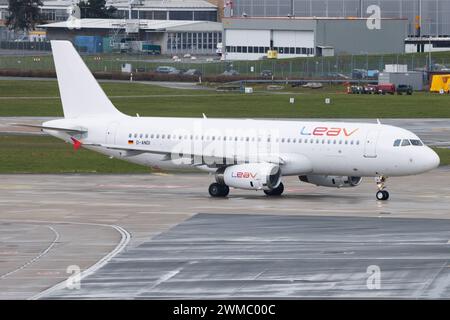 Der Airbus A320-232 A320 der Fluglinie leav Aviation mit der Registrierung D-ANDI MSN: 3674 rollt am Flughafen Hamburg Airport EDDH/HAM. Hamburg Hamburg Deutschland *** der Airbus A320 232 A320 der Fluggesellschaft LEAV Aviation mit der Registrierung D ANDI MSN 3674 fährt am Flughafen Hamburg EDDH HAM Hamburg Deutschland Stockfoto