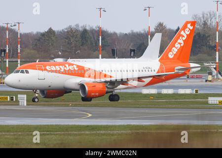 Der Airbus A319-111 A319 der Fluglinie easyJet U2 / EZY mit der Registrierung G-EZBJ MSN: 3036 rollt am Flughafen Hamburg Airport EDDH/HAM. Hamburg Hamburg Deutschland *** der Airbus A319 111 A319 der Fluggesellschaft easyJet U2 EZY mit der Registrierung G EZBJ MSN 3036 fährt am Flughafen Hamburg EDDH HAM Hamburg Deutschland Stockfoto