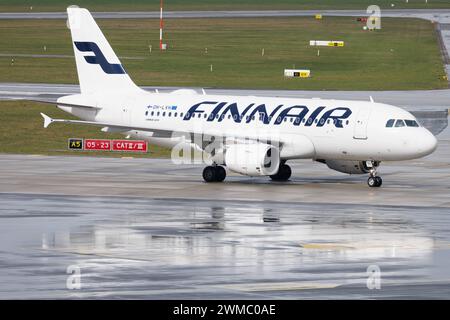 Der Airbus A319-112 A319 der Fluglinie Finnair AY / FIN mit der Registrierung OH-LVH MSN: 1184 rollt am Flughafen Hamburg Airport EDDH/HAM. Hamburg Hamburg Deutschland *** der Airbus A319 112 A319 der Fluggesellschaft Finnair AY FIN mit der Registrierung OH LVH MSN 1184 fährt am Flughafen Hamburg EDDH HAM Hamburg Deutschland im Rollen Stockfoto