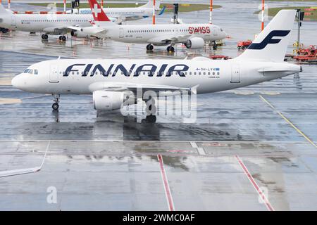 Der Airbus A319-112 A319 der Fluglinie Finnair AY / FIN mit der Registrierung OH-LVH MSN: 1184 rollt am Flughafen Hamburg Airport EDDH/HAM. Hamburg Hamburg Deutschland *** der Airbus A319 112 A319 der Fluggesellschaft Finnair AY FIN mit der Registrierung OH LVH MSN 1184 fährt am Flughafen Hamburg EDDH HAM Hamburg Deutschland im Rollen Stockfoto